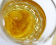 清澈的柠檬膏饮料